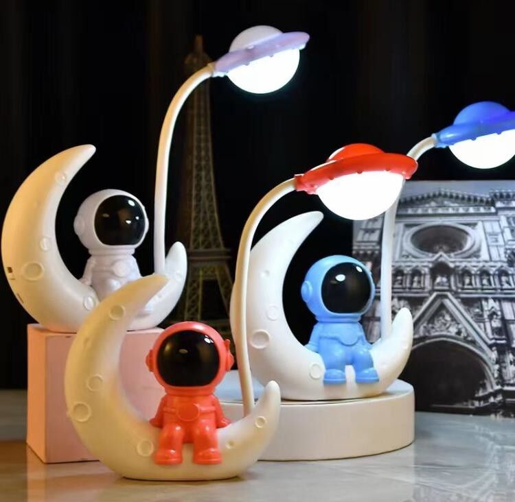 Ay Üstünde Oturan Astronot Şarjlı Lambası