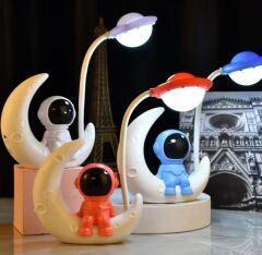 Ay Üstünde Oturan Astronot Şarjlı Lambası