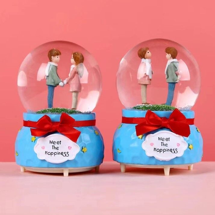 Tatlı Buluşma Işıklı Müzikli Püskürtmeli Büyük Boy Kar Küresi