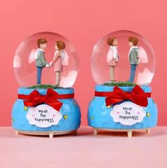 Tatlı Buluşma Işıklı Müzikli Püskürtmeli Büyük Boy Kar Küresi