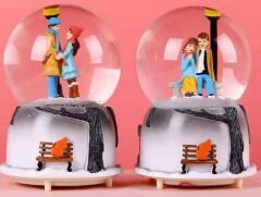 Sokak Lambası Altındaki Çift Işıklı Müzikli Püskürtmeli Büyük Boy Kar Küresi