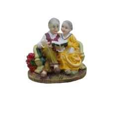 Kitap Okuyan Yaşlı Çift