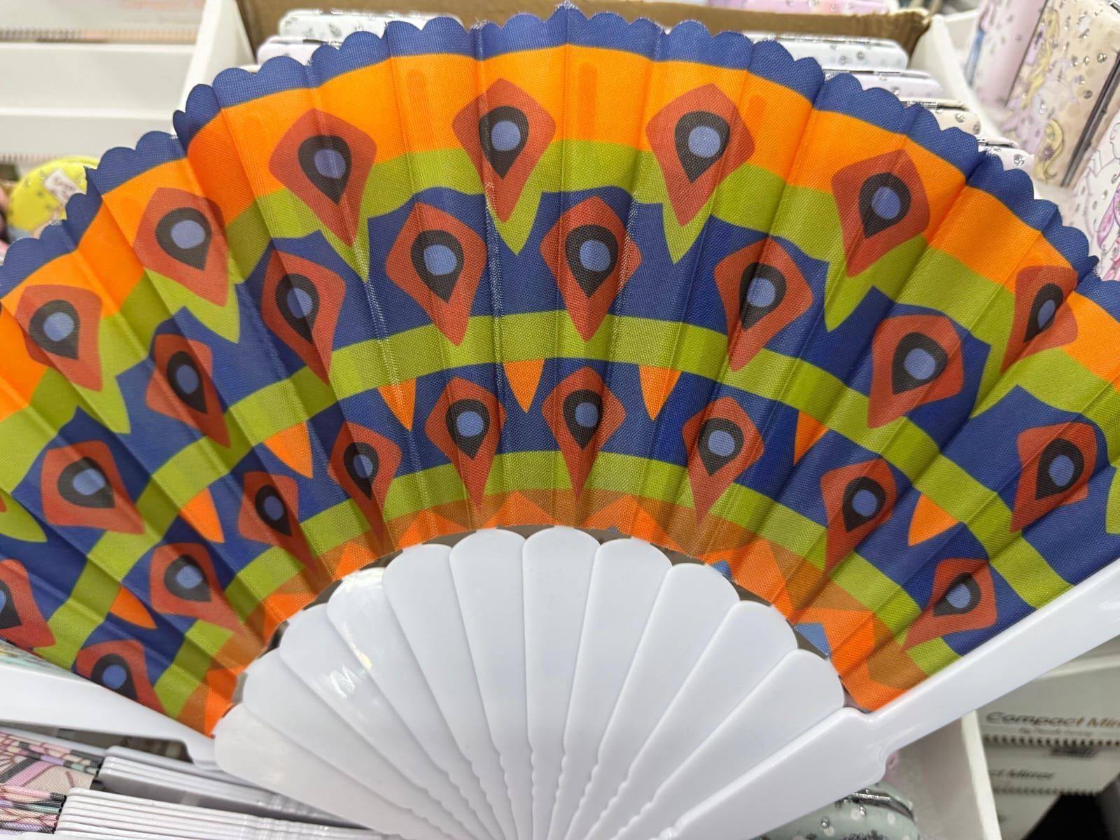 Plastik Desenli Yelpaze