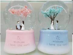 Ağaç Altındaki Sevgililer Işıklı Müzikli Püskürtmeli Büyük Boy Kar Küresi