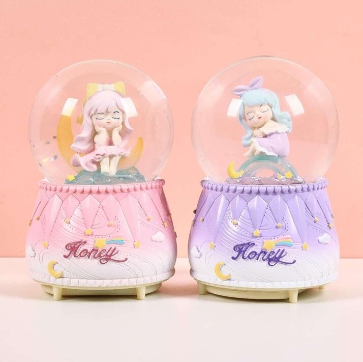 Mutlu Kız Işıklı Müzikli Püskürtmeli Büyük Boy Kar Küresi