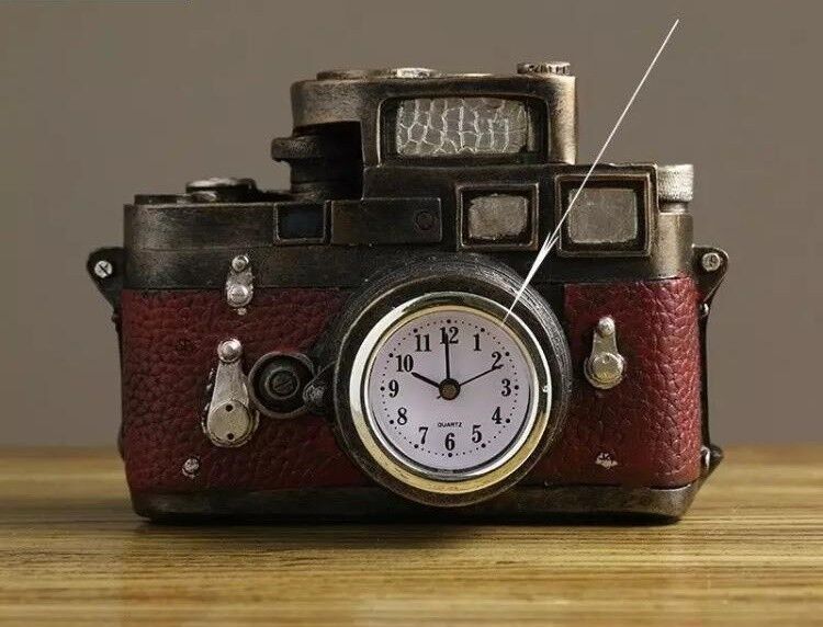 Dekoratif Fotoğraf Makinesi Tasarımlı Kumbaralı Masa Saati