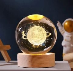 Gezegen Üzerindeki Kız Renk Değiştiren Işıklı Cam Küre 6cm