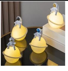 Ay Üzerinde Oturan Astronot Şarjlı Masa Lambası