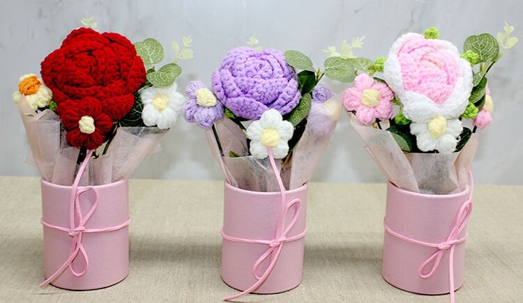 El Örgüsü Saksıda Gül Buketi