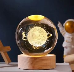 Gezegen Üzerindeki Kız Renk Değiştiren Işıklı Cam Küre 8cm