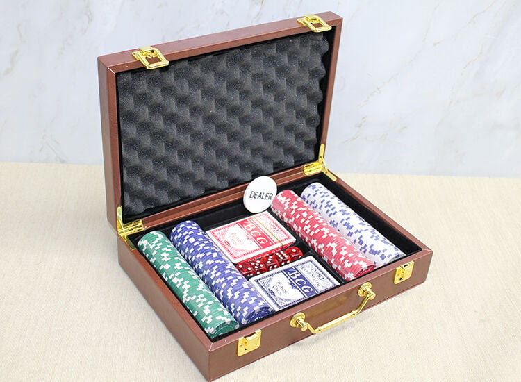 Deri Çantalı 200 Chip Ve 2 Adet İskambil Kağitına Sahip Poker Oyunu Alk4229
