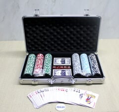 Metal Çantalı 300 Chip Ve 2 Adet İskambil Kağitına Sahip Poker Oyunu Alk3549