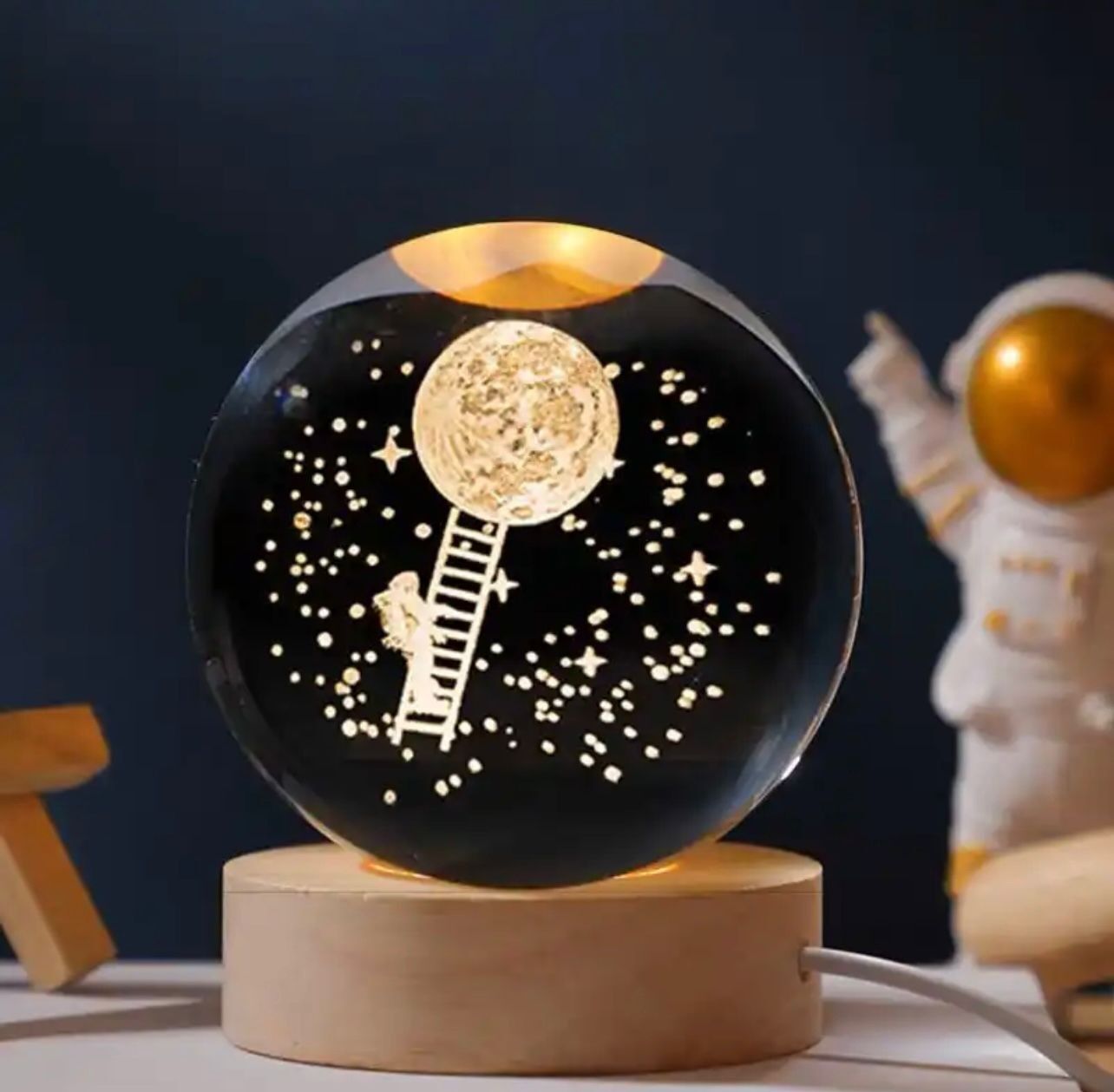 Merdivenle Dünyaya Tırmanan Astronot Renk Değiştiren Işıklı Cam Küre 8cm