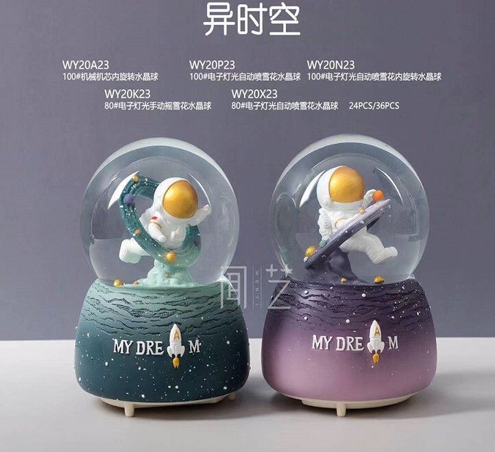 Astronot Temalı Işıklı Müzikli Orta Boy Kar Küresi