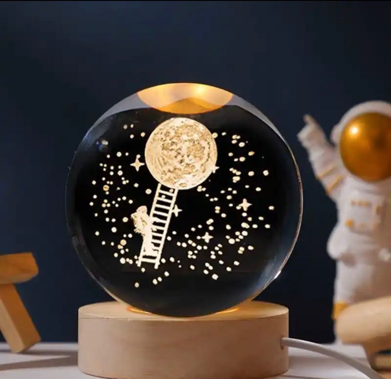 Merdivenle Dünyaya Tırmanan Astronot Renk Değiştiren Işıklı Cam Küre 6cm