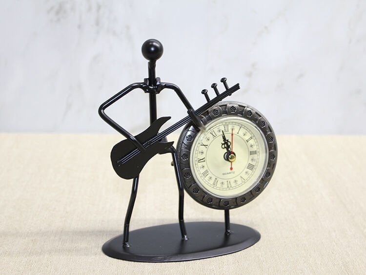 Metal Saatli Gitar Çalan Müzisyen