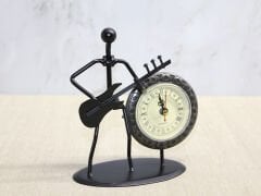 Metal Saatli Gitar Çalan Müzisyen