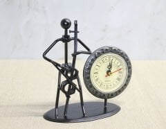 Metal Saatli Keman Çalan Müzisyen