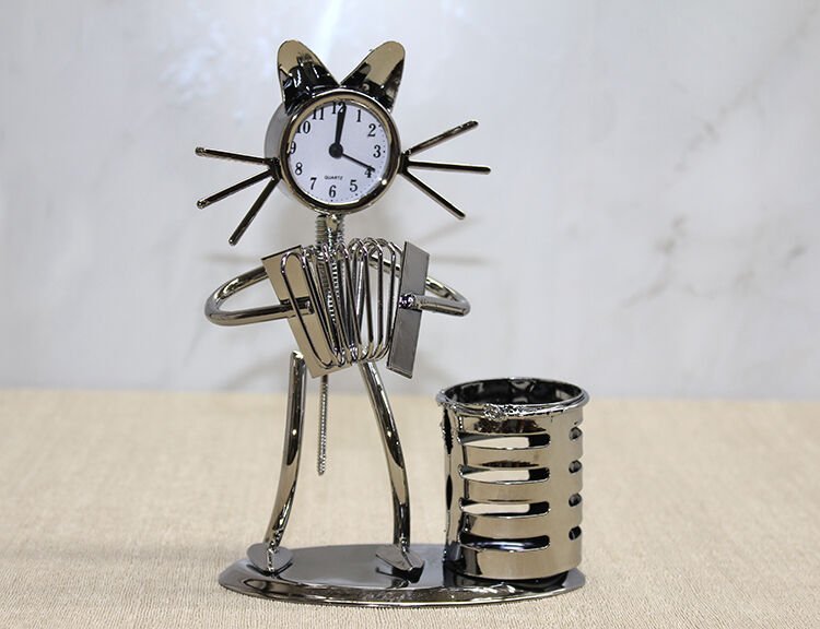 Metal Akordiyon Çalan Müzisyen Kedi Müzisyen Saat Ve Kalemlik