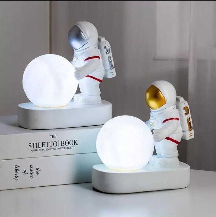 Astronot ve Ay Şeklinde Dekoratif Masa Lambası