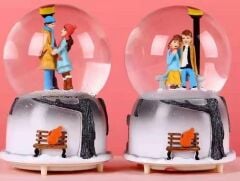 Sokak Lambası Altındaki Çift Işıklı Müzikli Orta Boy Kar Küresi