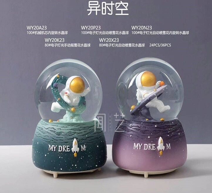 Astronot Temalı Işıklı Müzikli Orta Boy Kar Küresi