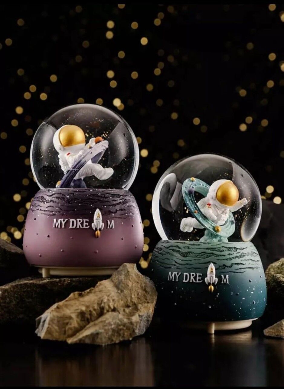 Astronot Temalı Işıklı Müzikli Püskürtmeli Büyük Boy Kar Küresi