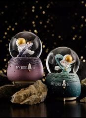 Astronot Temalı Işıklı Müzikli Püskürtmeli Büyük Boy Kar Küresi