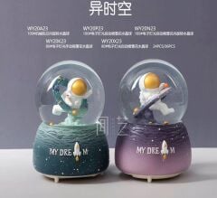 Astronot Temalı Işıklı Müzikli Püskürtmeli Büyük Boy Kar Küresi