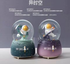 Astronot Temalı Işıklı Müzikli Püskürtmeli Büyük Boy Kar Küresi