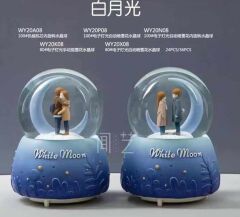 Ay Altında Buluşan Çift Işıklı Müzikli Püskürtmeli Büyük Boy Kar Küresi
