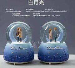 Ay Altında Buluşan Çift Işıklı Müzikli Püskürtmeli Büyük Boy Kar Küresi