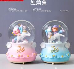 At Üzerindeki Kız Işıklı Müzikli Orta Boy Kar Küresi