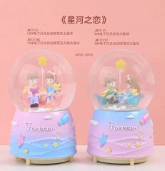 Sandaldaki Sevgililer Işıklı Müzikli Püskürtmeli Büyük Boy Kar Küresi