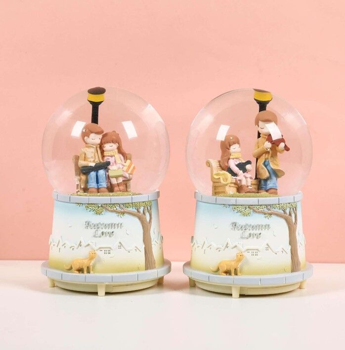 Sokak Lambası Altındaki Çift Işıklı Müzikli Orta Boy Kar Küresi