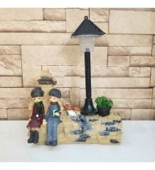 Taş Duvar Üstünde Oturan Sevgili Çift Işıklı Biblo