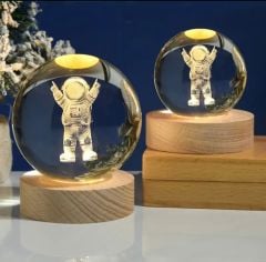 Astronot Renk Değiştiren Işıklı Cam Küre 8cm
