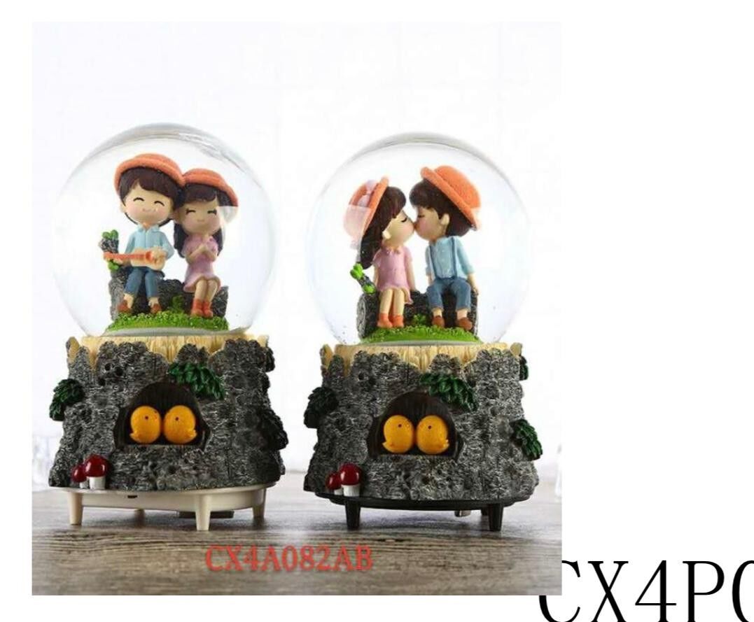 Kütük Üzerinde Oturan Sevgililer Işıklı Müzikli Püskürtmeli Büyük Boy Kar Küresi