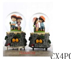 Kütük Üzerinde Oturan Sevgililer Işıklı Müzikli Püskürtmeli Büyük Boy Kar Küresi