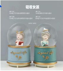 Kadın Tasarımlı Işıklı Müzikli Püskürtmeli Büyük Boy Kar Küresi