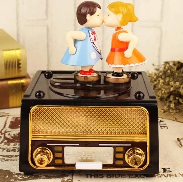 Dans Eden Çift Müzik Kutusu