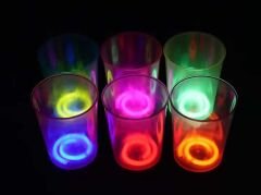 Karanlıkta Yanan Mega Glow Bardaklar 8 Adet