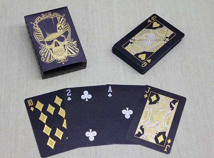 Altın Kurukafa Tasarımlı Siyah İskambil Oyun Kartı